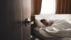 Pourquoi certains dorment porte ouverte ? Les 6 traits de personnalité révélateurs